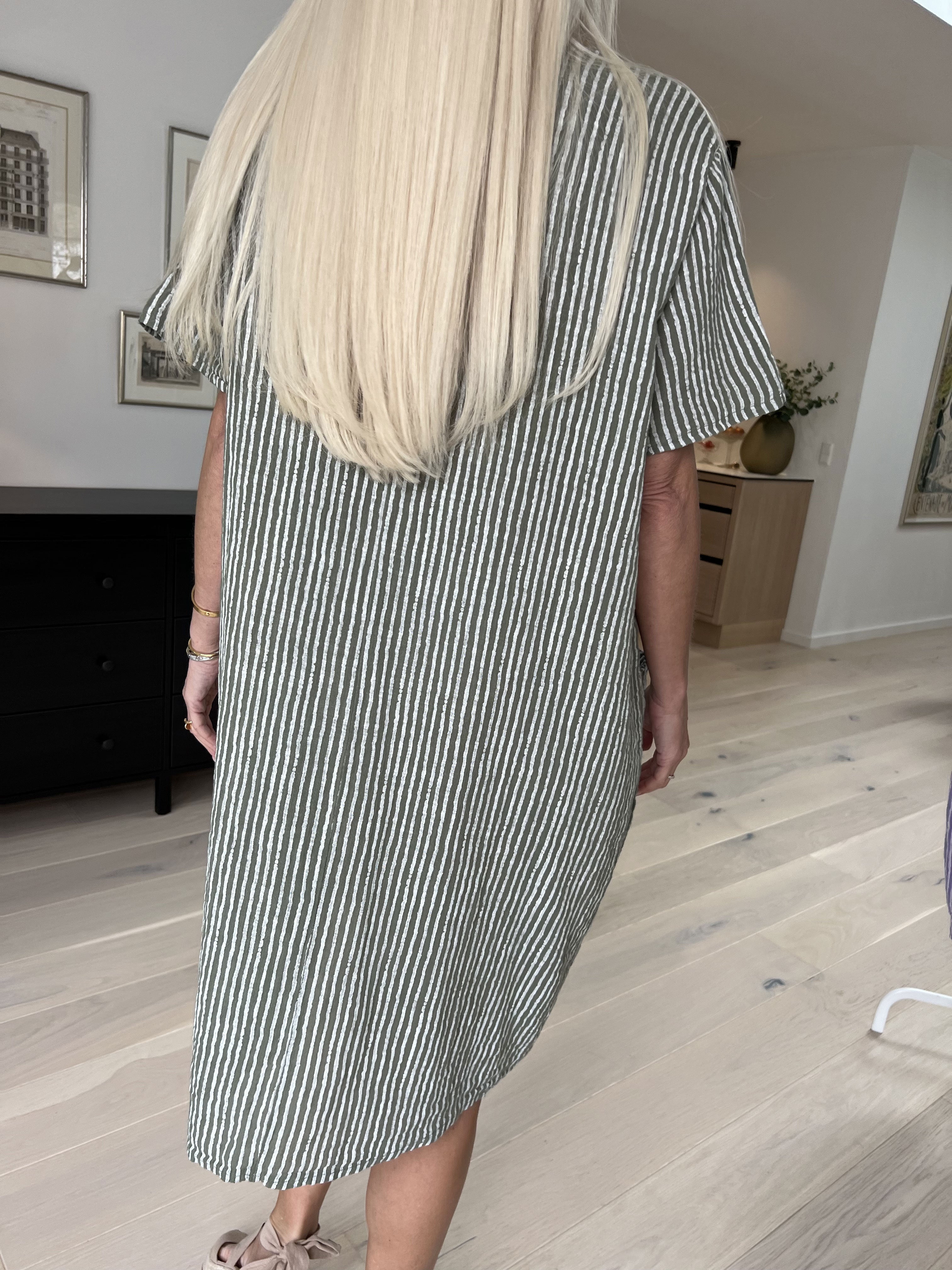 Louise - Fin stribet kjole i hørlignende stof i bomuld